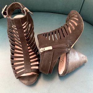 Vince Camuto Black Pebble Leather Sandals Size 5.5